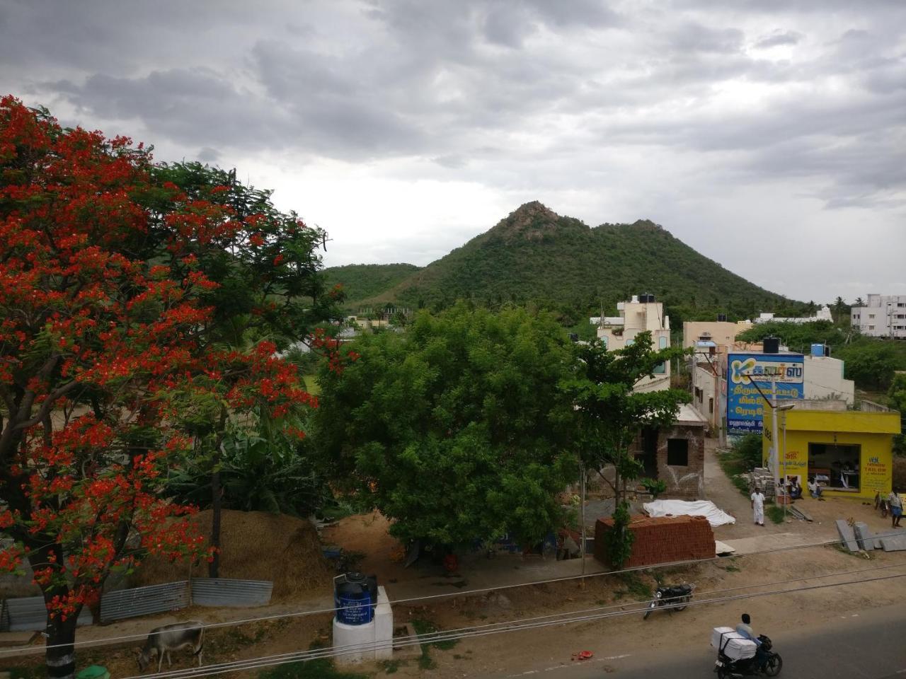 Selvalakshmi Restaurant&Lodge Tiruvannamalai Bagian luar foto
